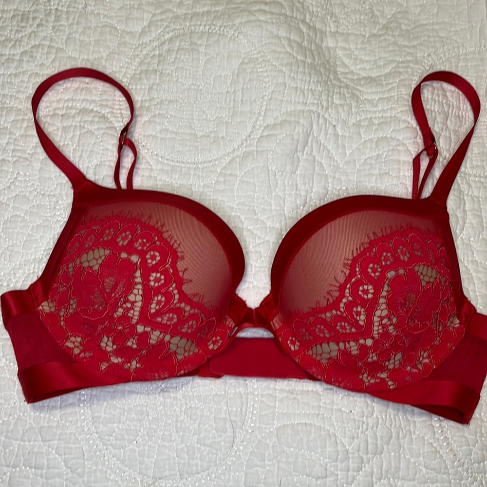 Red Victorias Secret BOMBSHELL Bra, only tried on, 32C